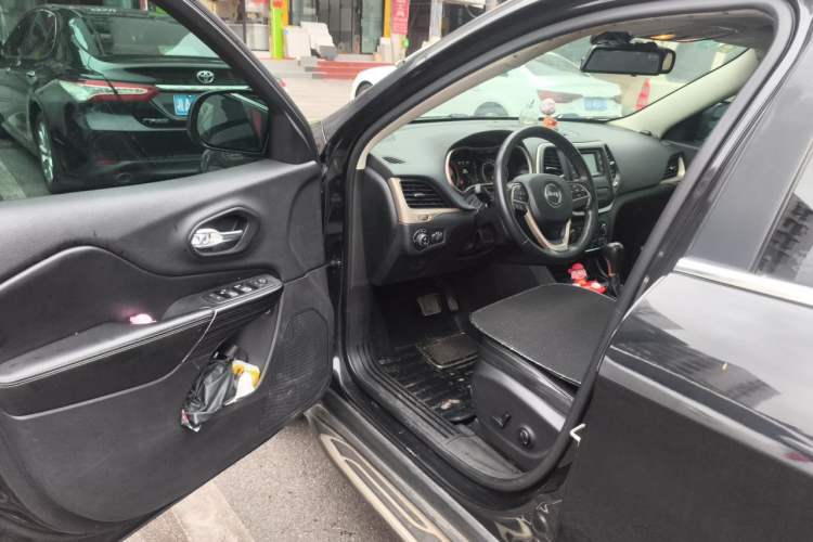 Used Jeep Cherokee 2016 2.4L Leading Edition Driver Seat