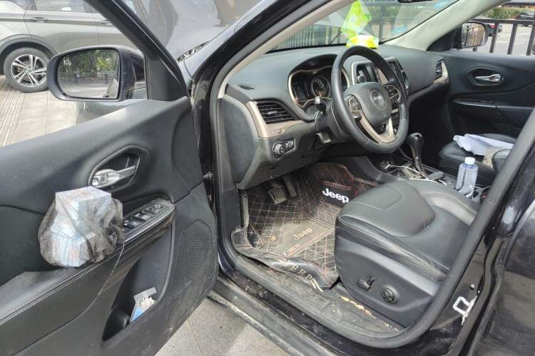 Used Jeep Cherokee 2016 2.4L Leading Edition Driver Seat