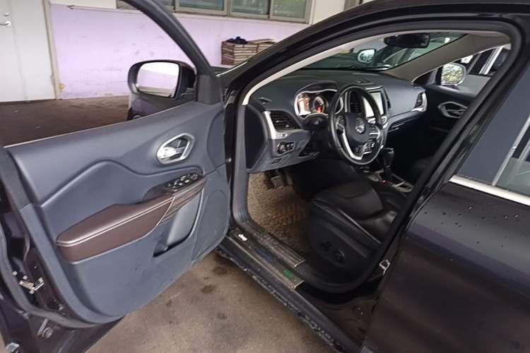 Used Jeep Cherokee 2016 2.4L Professional Smart Version Driver Seat