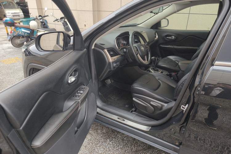Used Jeep Cherokee 2016 2.0L Leading Edition Driver Seat