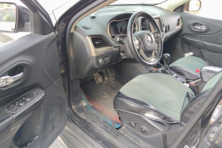Used Jeep Cherokee 2016 2.0L Superior Edition Driver Seat