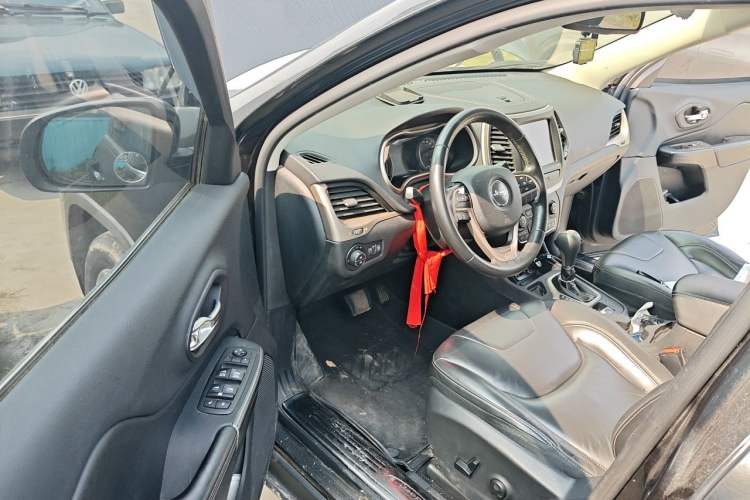 Used Jeep Cherokee 2016 2.0L Superior Edition Driver Seat