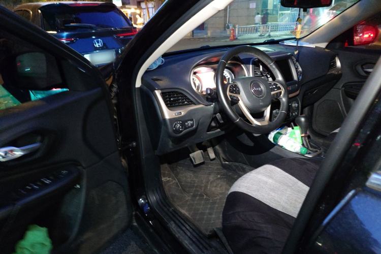 Used Jeep Cherokee 2016 2.0L Superior Edition Driver Seat