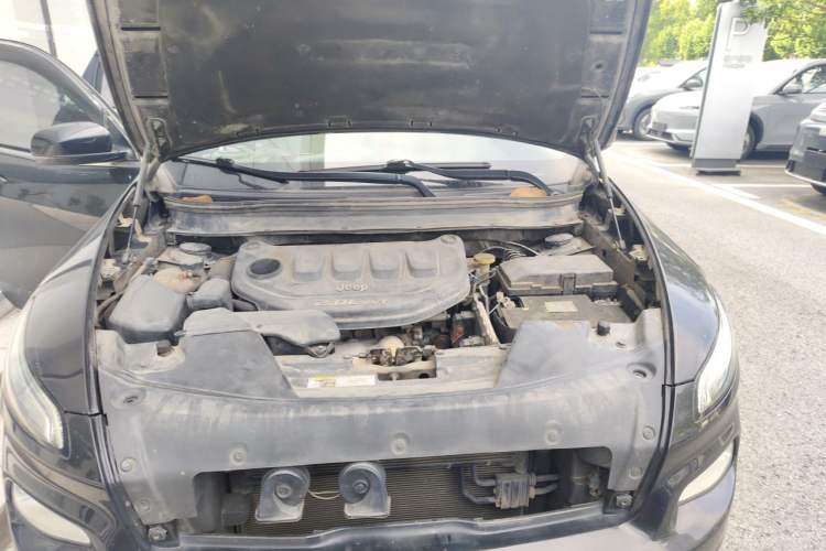 Used Jeep Cherokee 2016 2.0L Superior Edition Engine Bay