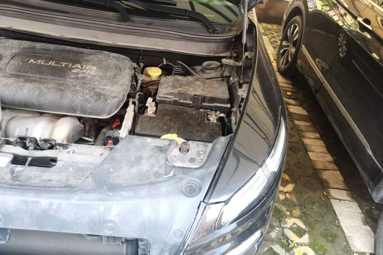 Used Jeep Cherokee 2016 2.4L Leading Edition Engine Bay Left
