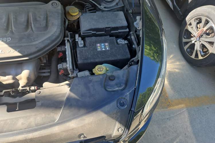 Used Jeep Cherokee 2016 2.0L Superior Edition Engine Bay Left