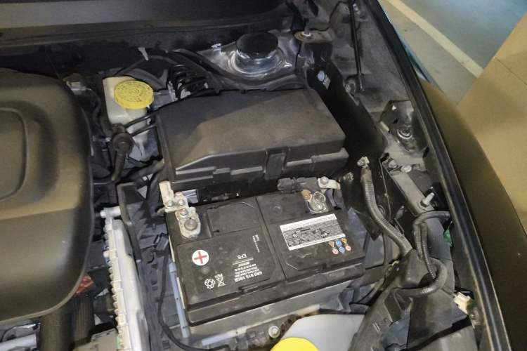 Used Jeep Cherokee 2016 2.4L Professional Edition Engine Bay Left
