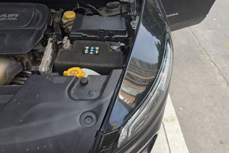 Used Jeep Cherokee 2016 2.4L Leading Edition Engine Bay Left
