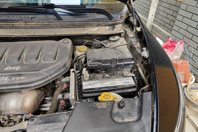 Used Jeep Cherokee 2016 2.0L Superior Edition Engine Bay Left