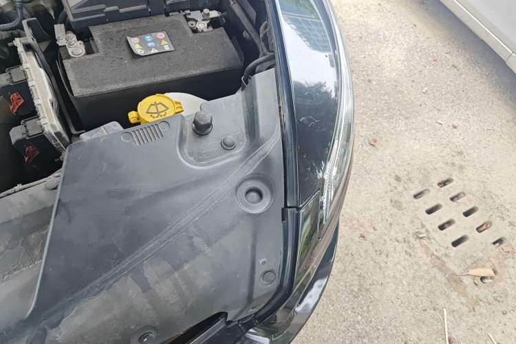Used Jeep Cherokee 2016 2.4L Leading Edition Engine Bay Left