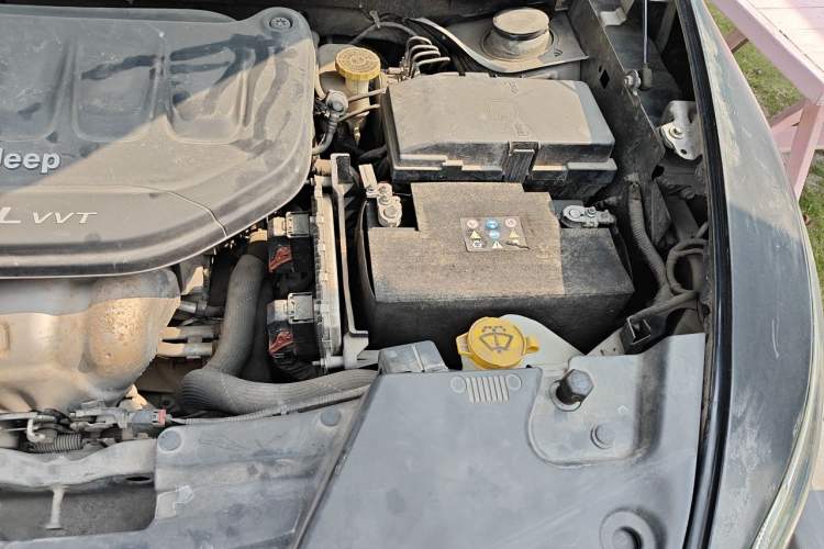 Used Jeep Cherokee 2016 2.0L Superior Edition Engine Bay Left