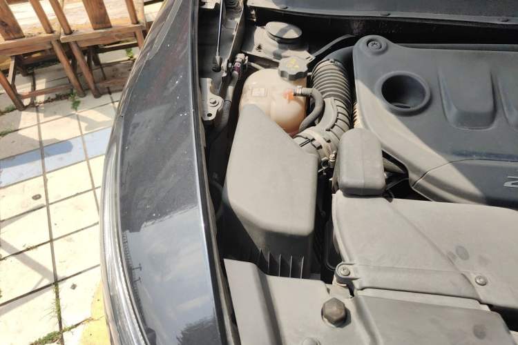 Used Jeep Cherokee 2016 2.0L Superior Edition Engine Bay Right