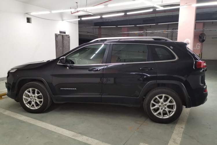 Used Jeep Cherokee 2016 2.4L Professional Edition Exterior 3
