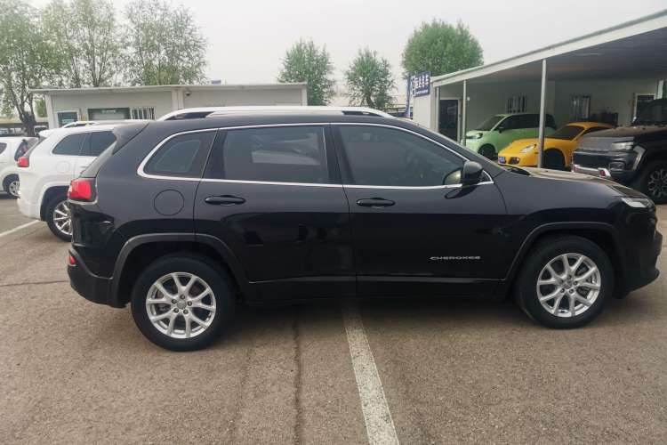 Used Jeep Cherokee 2016 2.4L Leading Edition Exterior 3