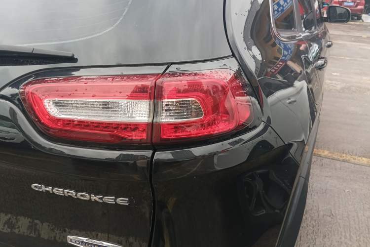 Used Jeep Cherokee 2016 2.4L Professional Edition Exterior 3