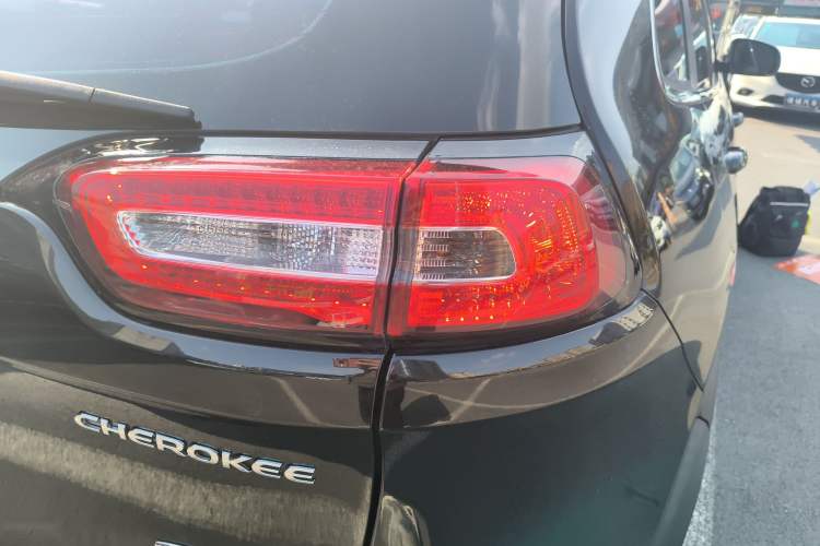 Used Jeep Cherokee 2016 2.4L Leading Edition Exterior 3