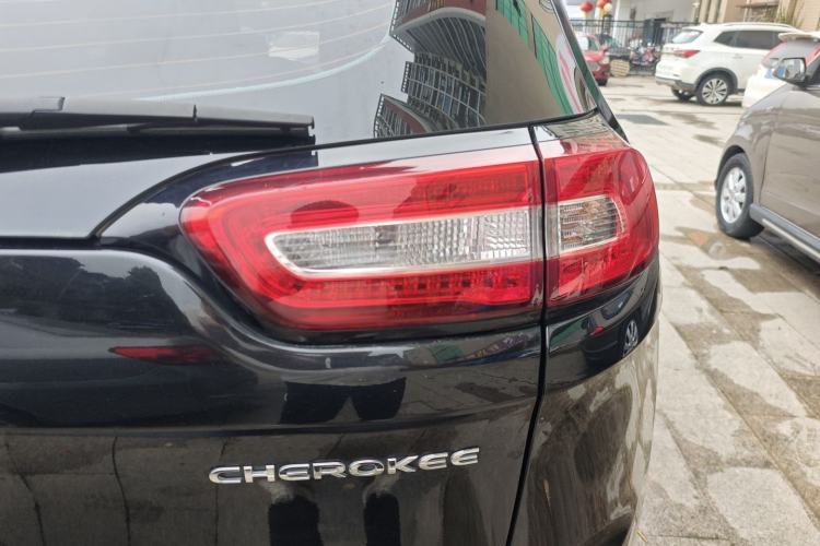 Used Jeep Cherokee 2016 2.0L Superior Edition Exterior 3