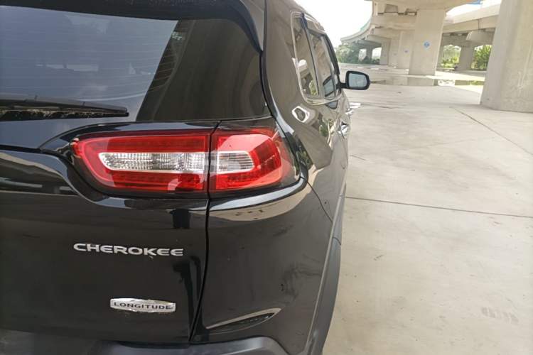 Used Jeep Cherokee 2016 2.4L Leading Smart Version Exterior 3