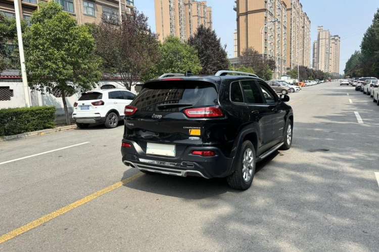 Used Jeep Cherokee 2016 2.0L Smart Version Exterior 4