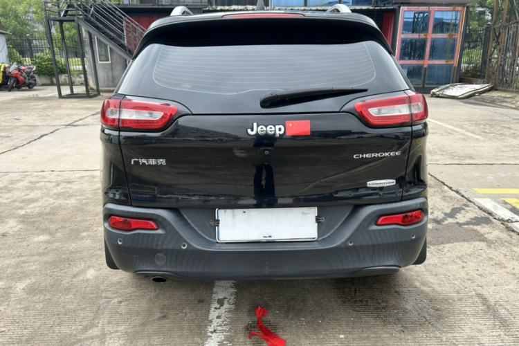 Used Jeep Cherokee 2016 2.0L Superior Edition Exterior 4
