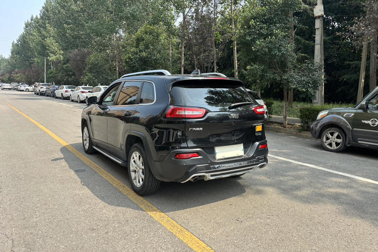 Used Jeep Cherokee 2016 2.0L Smart Version Exterior 5