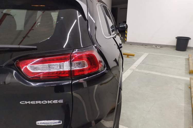 Used Jeep Cherokee 2016 2.4L Professional Edition Exterior 6