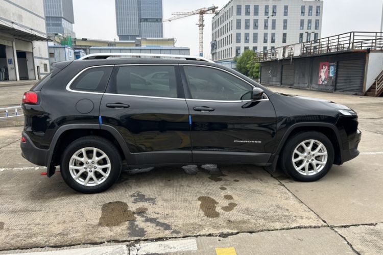 Used Jeep Cherokee 2016 2.0L Superior Edition Exterior 6