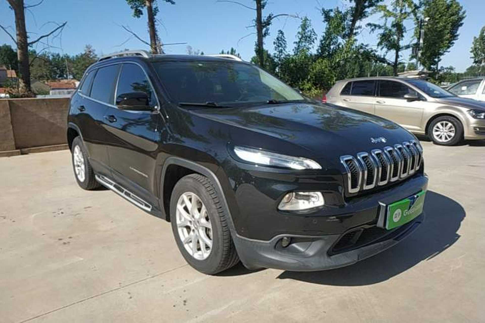 Used Jeep Cherokee 2016 2.4L Leading Edition Front Right 45 Deg