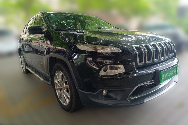 Used Jeep Cherokee 2016 2.4L Superior Edition Front Right 45 Deg