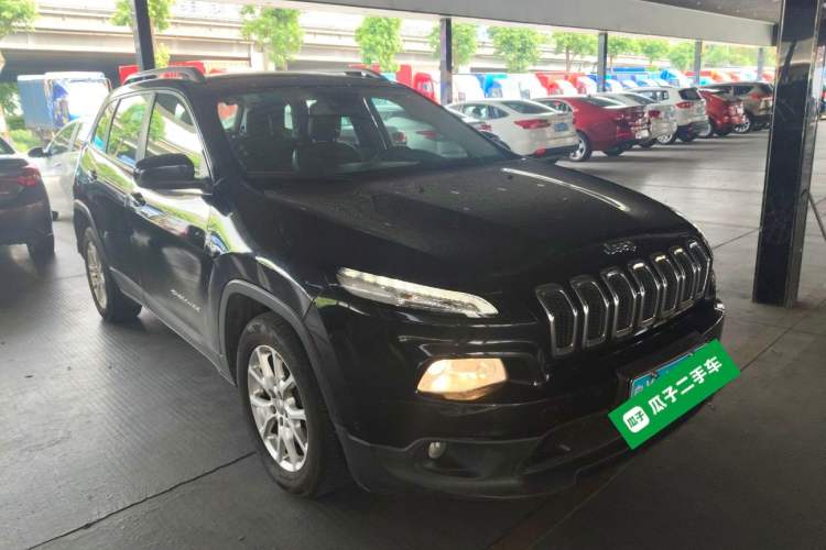 Used Jeep Cherokee 2016 2.4L Leading Edition Front Right 45 Deg