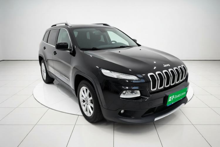 Used Jeep Cherokee 2016 2.0L Superior Edition Front Right 45 Deg