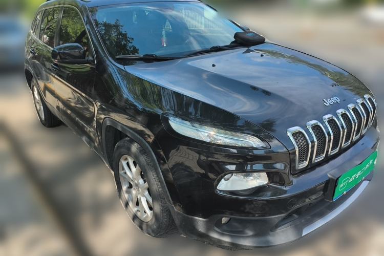 Used Jeep Cherokee 2016 2.0L Superior Edition Front Right 45 Deg