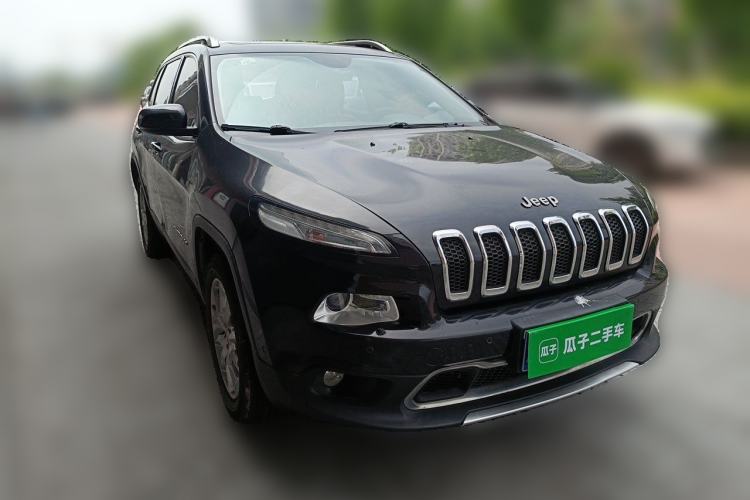 Used Jeep Cherokee 2016 2.4L Superior Edition Front Right 45 Deg