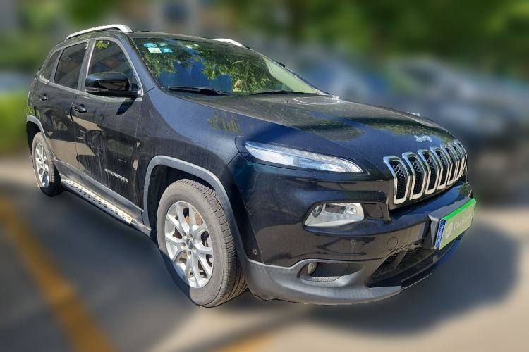 Used Jeep Cherokee 2016 2.0L Superior Edition Front Right 45 Deg