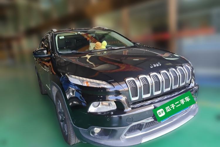 Used Jeep Cherokee 2016 2.4L Superior Edition Front Right 45 Deg