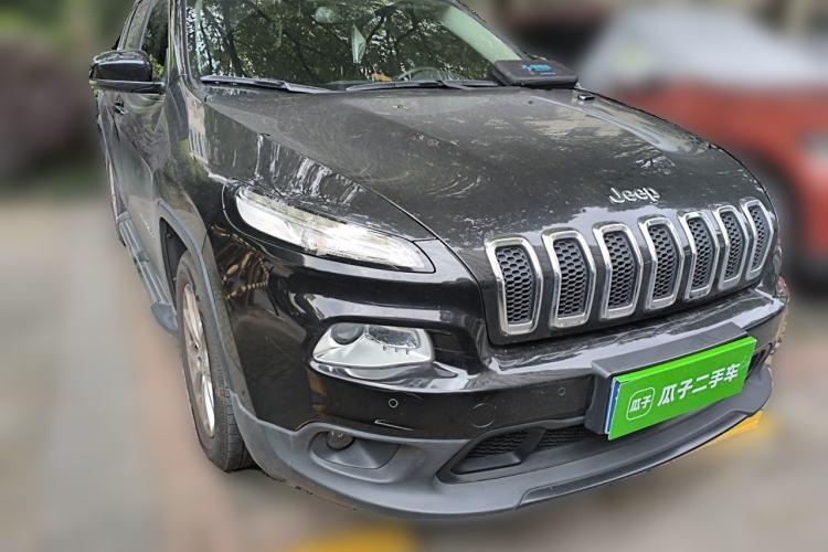 Used Jeep Cherokee 2016 2.4L Leading Smart Version Front Right 45 Deg