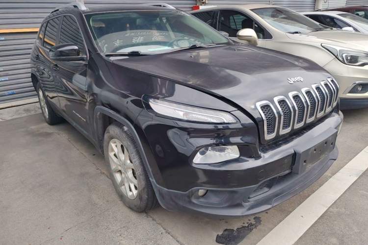 Used Jeep Cherokee 2016 2.4L Leading Edition Front Right 45 Deg