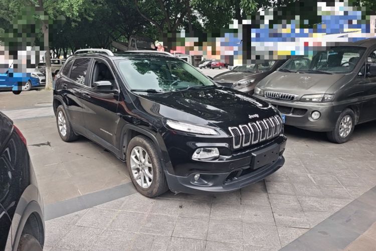 Used Jeep Cherokee 2016 2.4L Leading Smart Version Front Right 45 Deg