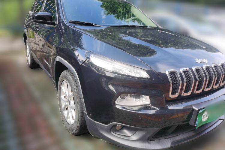 Used Jeep Cherokee 2016 2.4L Leading Smart Version Front Right 45 Deg