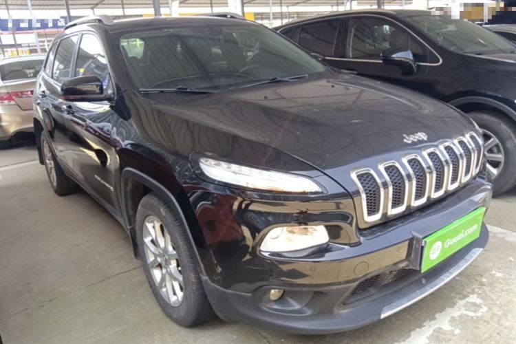 Used Jeep Cherokee 2016 2.0L Superior Edition Front Right 45 Deg