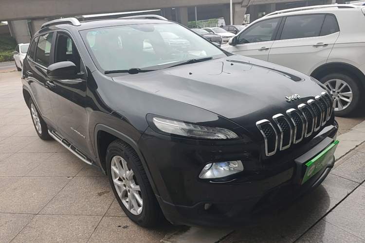Used Jeep Cherokee 2016 2.4L Leading Edition Front Right 45 Deg