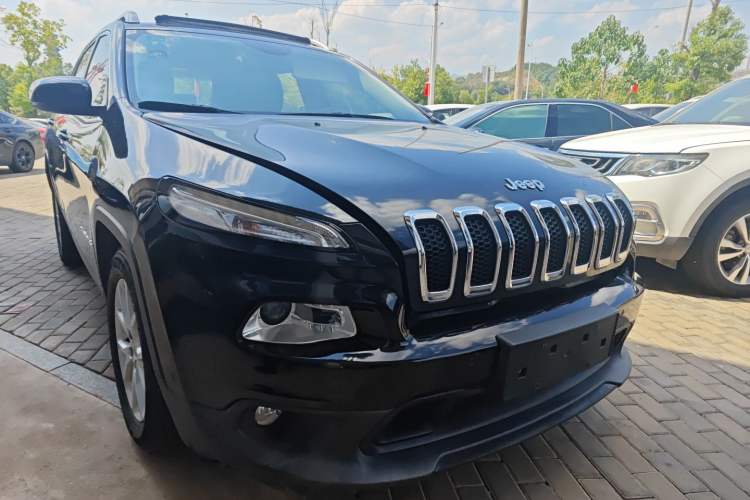Used Jeep Cherokee 2016 2.4L Leading Smart Version Front Right 45 Deg