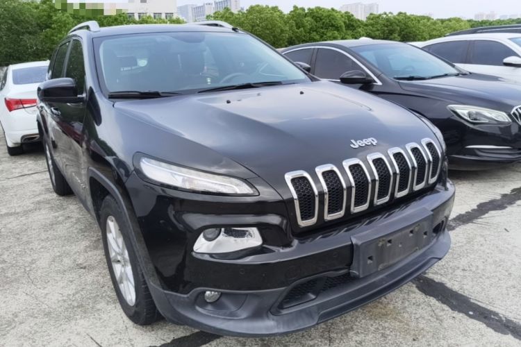 Used Jeep Cherokee 2016 2.0L Superior Edition Front Right 45 Deg