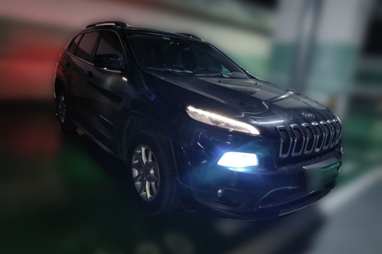 Used Jeep Cherokee 2016 2.4L Professional Edition Front Right 45 Deg
