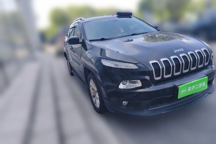 Used Jeep Cherokee 2016 2.0L Superior Edition Front Right 45 Deg