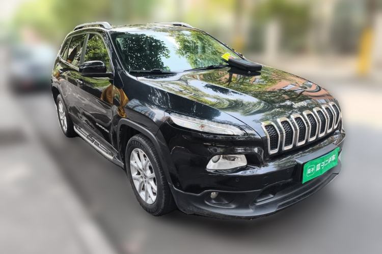 Used Jeep Cherokee 2016 2.4L Leading Smart Version Front Right 45 Deg