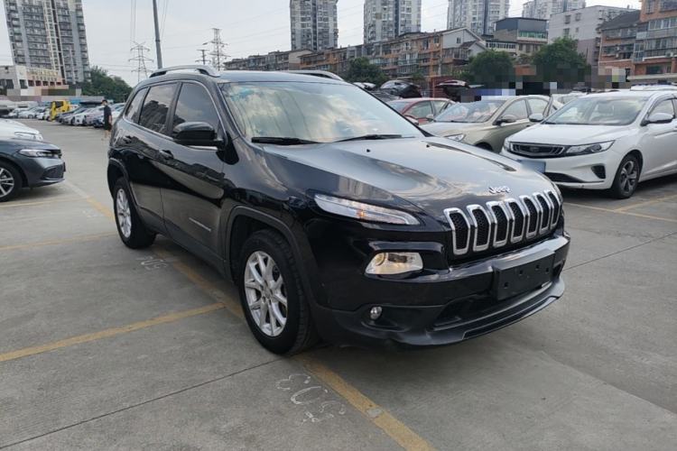 Used Jeep Cherokee 2016 2.0L Superior Edition Front Right 45 Deg