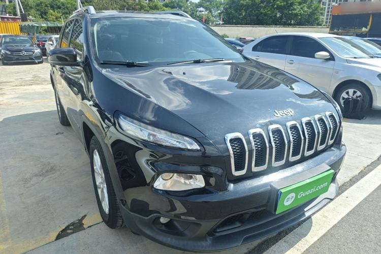 Used Jeep Cherokee 2016 2.0L Superior Edition Front Right 45 Deg