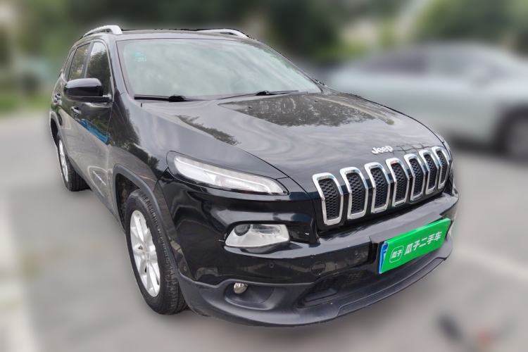 Used Jeep Cherokee 2016 2.4L Leading Smart Version Front Right 45 Deg