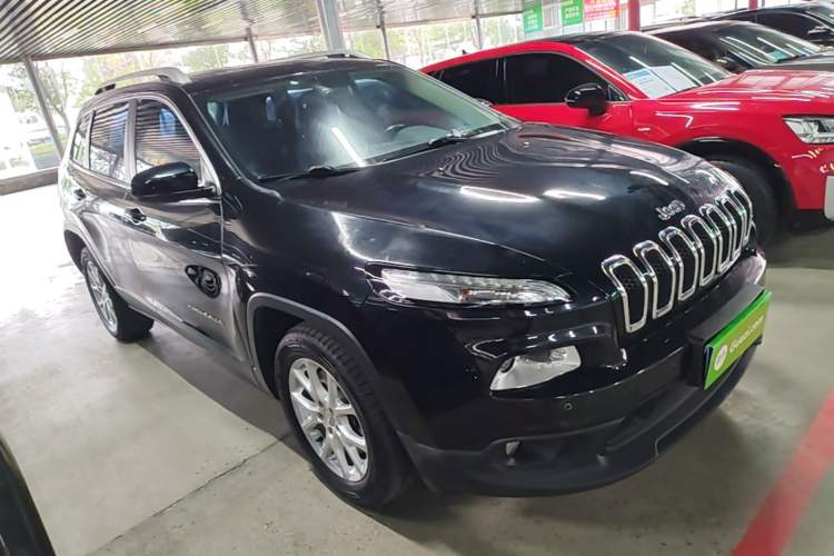 Used Jeep Cherokee 2016 2.0L Superior Edition Front Right 45 Deg